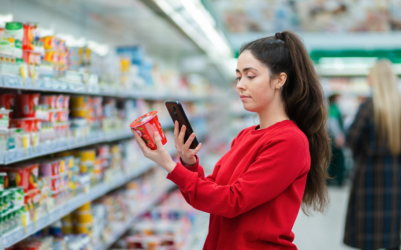 Smart sensor labels for food traceability and waste reduction